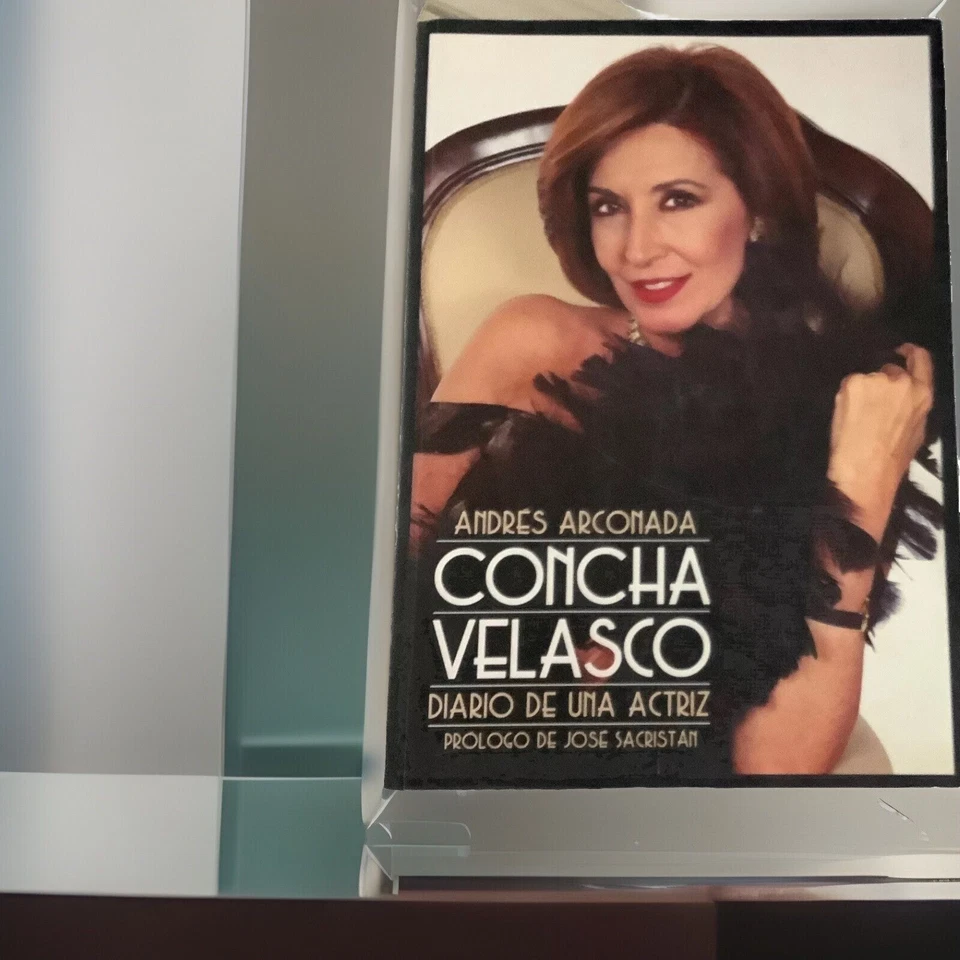 Concha Velasco: Diario de una actriz / Diary of an Actress de Andres Arconada - Image 2 of 4