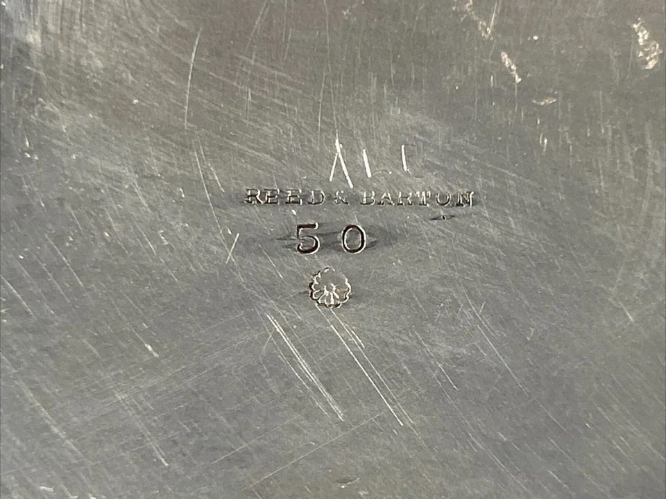 Plato rojo y bartón con monograma 1939 flor grabada Foto 2 de 4