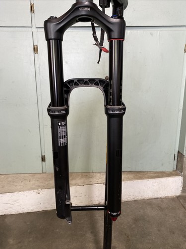 Rock Shox Pike RC 150mm Travel Fork, 15mm Thru Axel, 6.4” Tapered, 27.5” Wheels - Picture 7 of 9