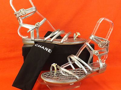 CHANEL ストラップ NIB CHANEL SILVER LEATHER JEWEL TOE RING STRAPPY CC LOGO