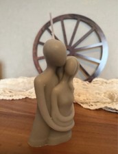 Bougie parfumée décorative couple enlacé coloris gris - Neuve