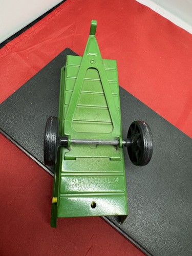 ERTL John Deere 75-7650 Green Farm Trailer Spreader - Picture 7 of 7