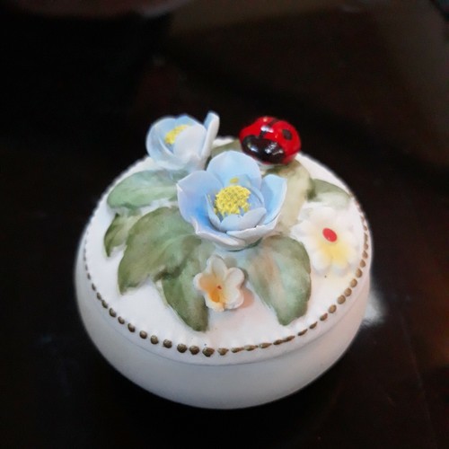 Trinket Box Sculpted FLORAL w/LADYBUG Vintage TA 6760 Cottagecore - Picture 5 of 11