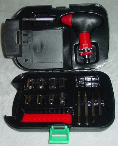 Flash Light Kit With 24 Pcs Tool Set Boxed Ratchet Precision Screwdriver Socket - Picture 4 of 6