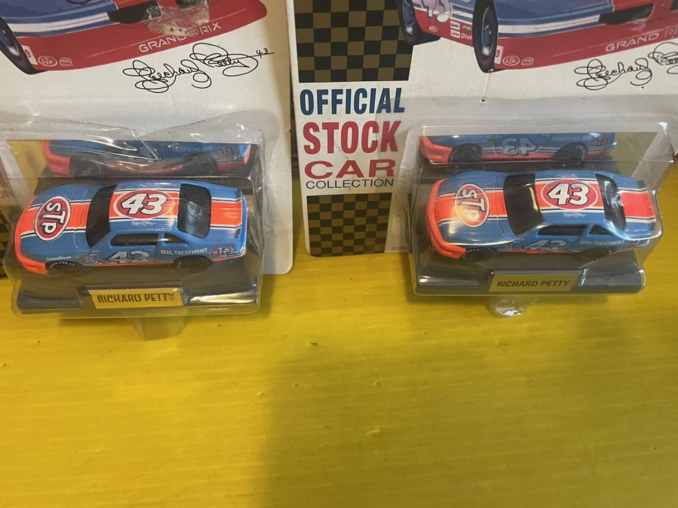 LOTE DE 2 AUTOS DE STOCK RICHARD PETTY 92 ROAD CHAMPS 1/64 NUEVO EN PAQUETE 1 LOTE AUTOGRAFIADO 43 Foto 4 de 4