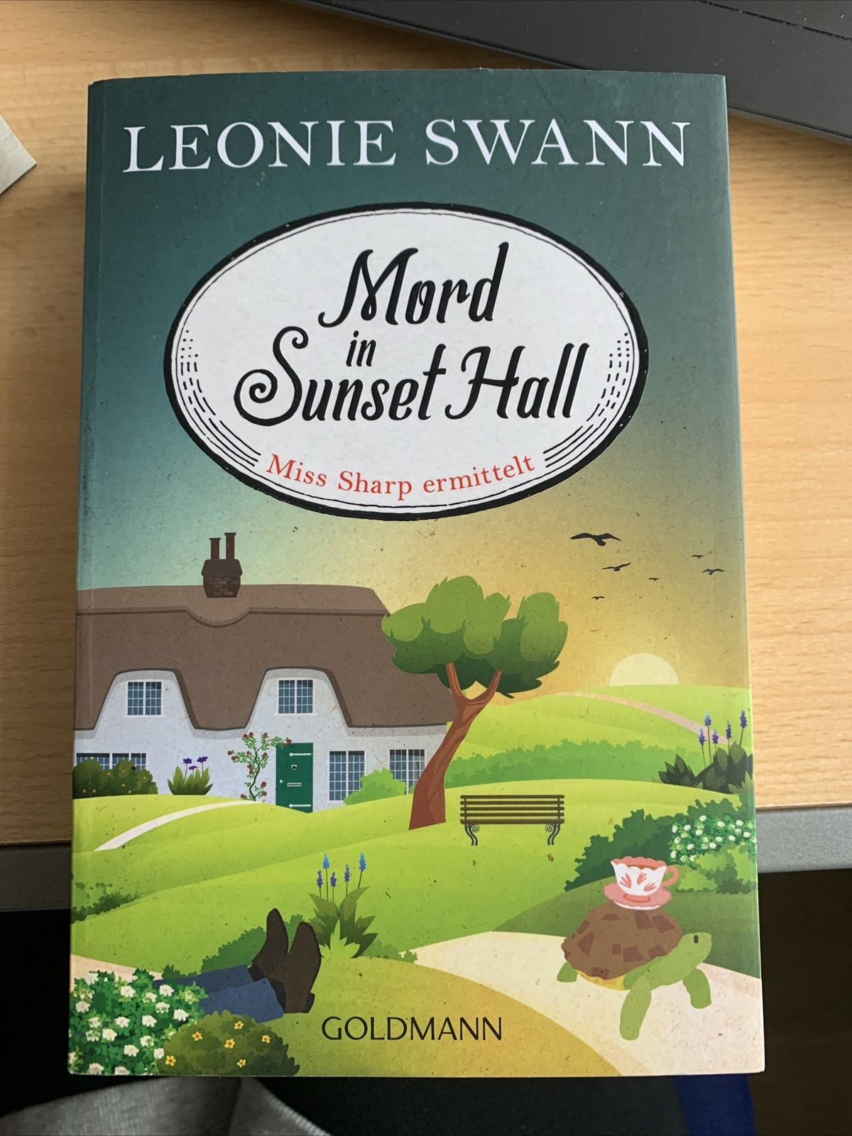 Thumbnail - Mord In Sunset Hall Von Leonie Swann (2022, Taschenbuch)