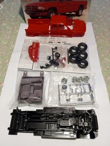 Kit modellino LINDBERG Dodge Dakota Sport Pickup Truck SUPER-SNAP Ultra 1/25 - Foto 2 di 6