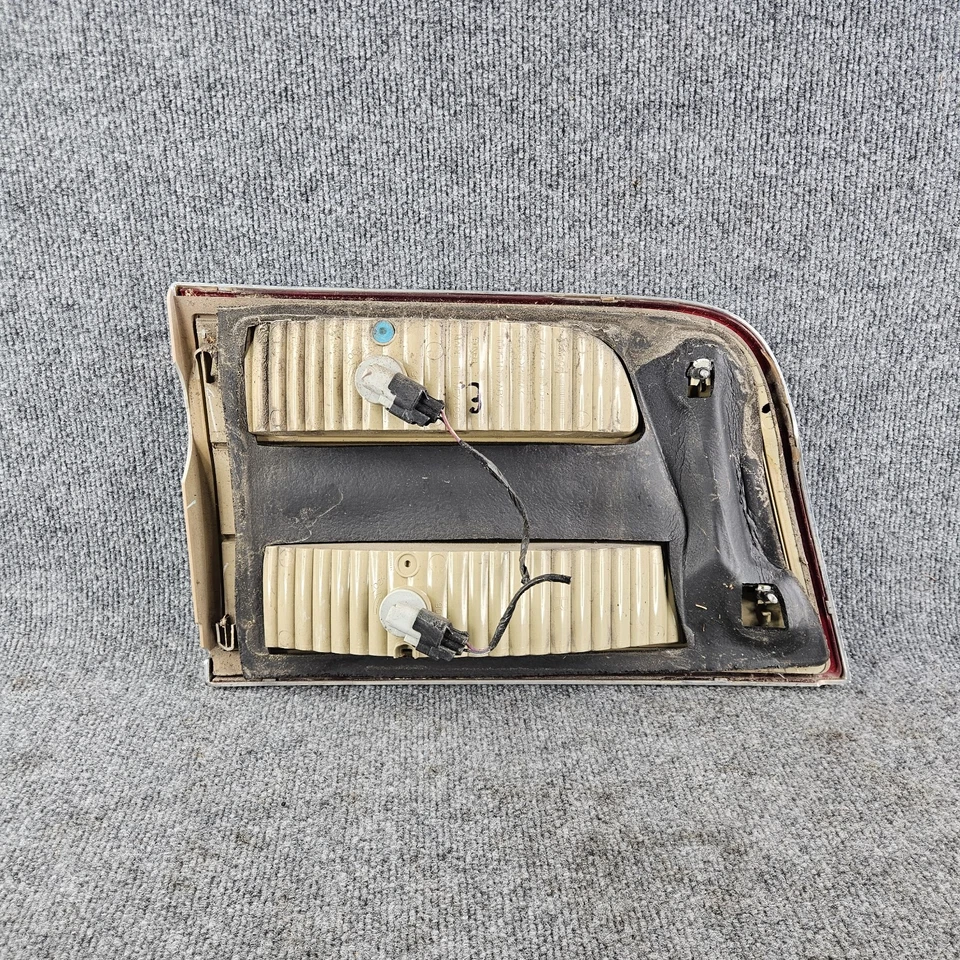 2 grifos rotos Lincoln Navigator 2007-2014 maletero interior luz trasera derecha derecha leer Foto 4 de 4