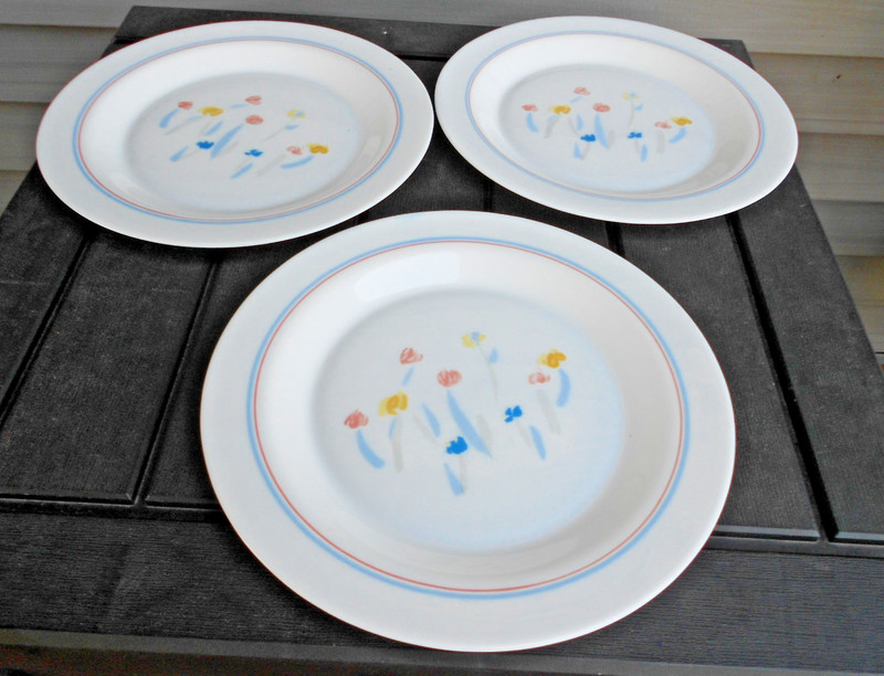 3 vintage Arcopal France Pastoral Tulip pattern Dinner Plates 10 3/4"  NICE