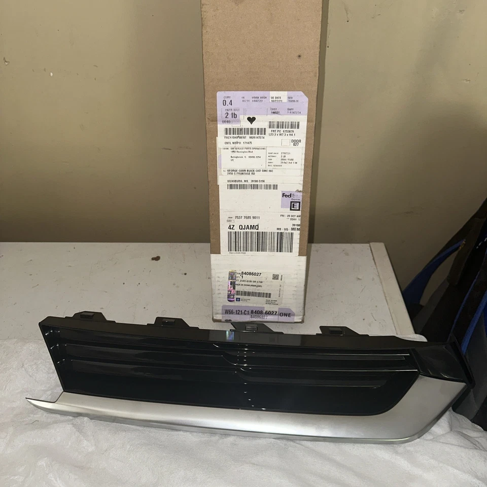 Componentes de parachoques delantero GM OEM 16-18 CT6 - bisel de ajuste 84086027 Foto 2 de 3