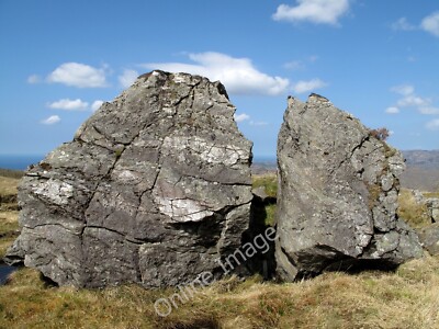 Foto 6x4 Split Boulder westlich von An Stac Allisary Dieser gespaltene Felsbrocken liegt o c2010