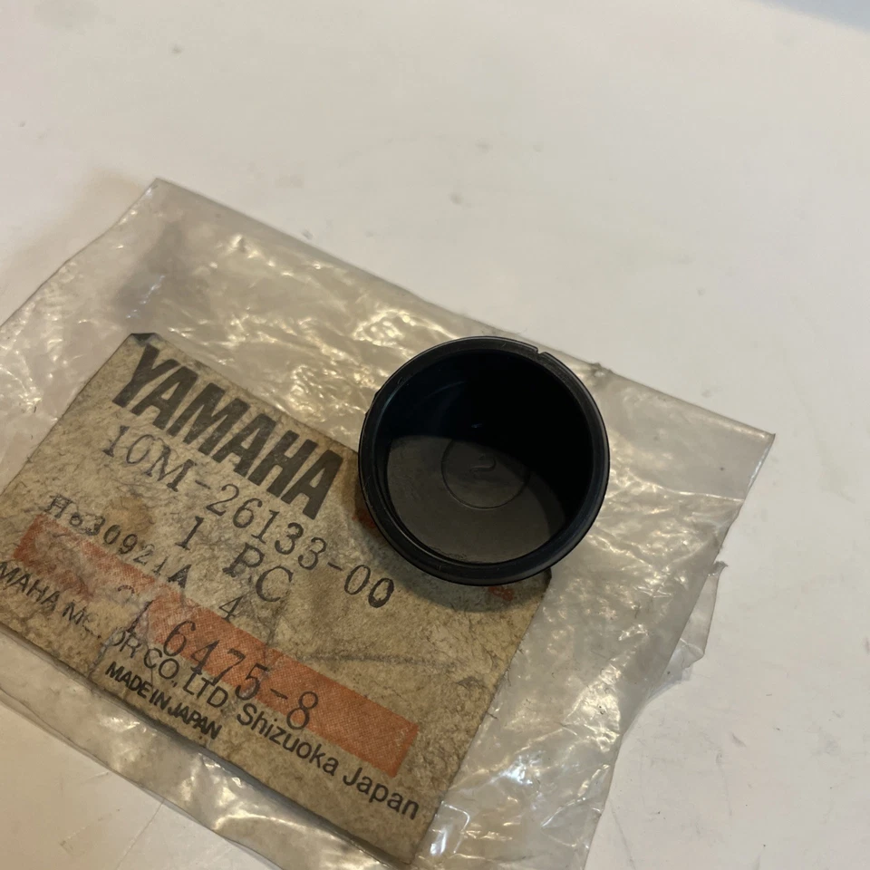 NOS YAMAHA XJ1100 1982 TAPA CABLE MANILLAR 10M-26133-00-00 Foto 3 de 3