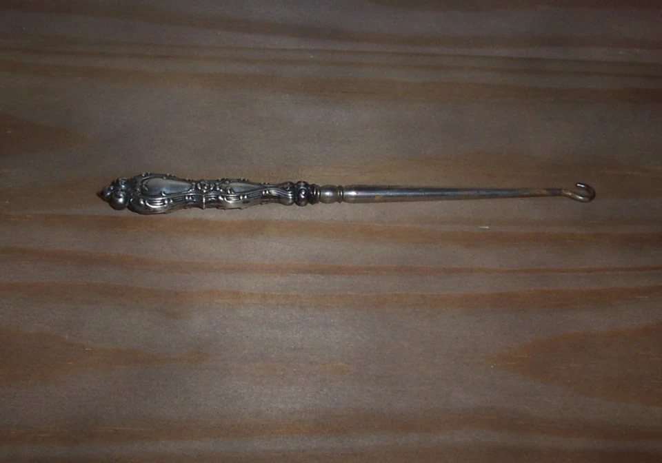 Antiguo gancho de botón de plata de ley de 7" diseño floral ~ mayúscula "W" en el mango Foto 2 de 3