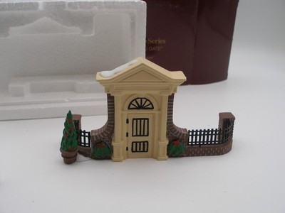 Department 56 Disney Parks Village Series Olde World Antiques Gate 5355-4, L3