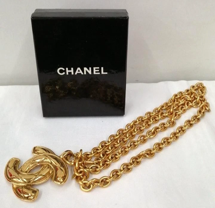 Collana CHANEL Vintage Matelasse Coco CC Logo Placcato Oro Ciondolo con Scatola