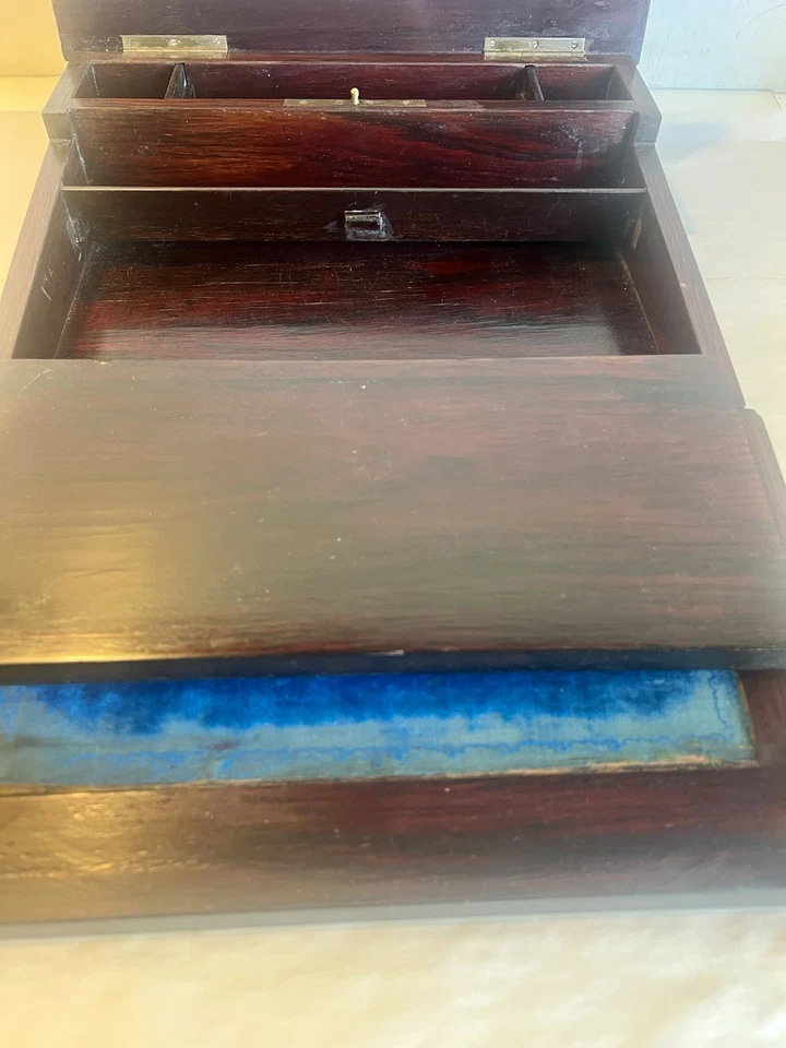 Antigua pendiente de escritura francesa de la época de Napoleón LLL. Incrustación de perla madre de latón Burlwood Foto 3 de 4