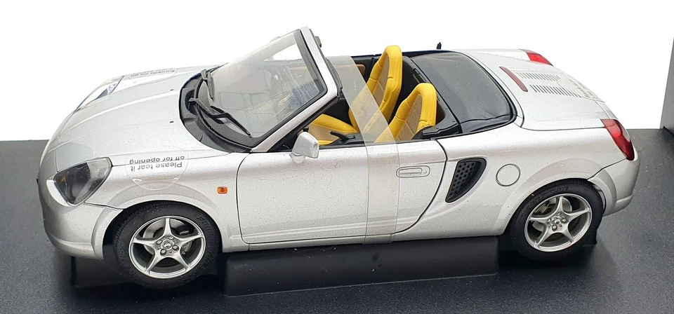 Autoart 1/18 Scale Deicast 78716 - Toyota MR2 Spyder 2000 RHD - Silver - Image 3 of 4