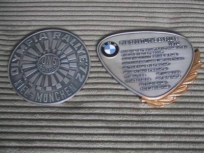 Olympia-Rallye 1972 Teilnehmer Plakette 4. Gesamt auf BMW + BMW Plakette 1972