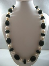 Collana in Giada Naturale incisa a mano e Perle Coltivate.Ch. Ag.925,lunga Cm.59