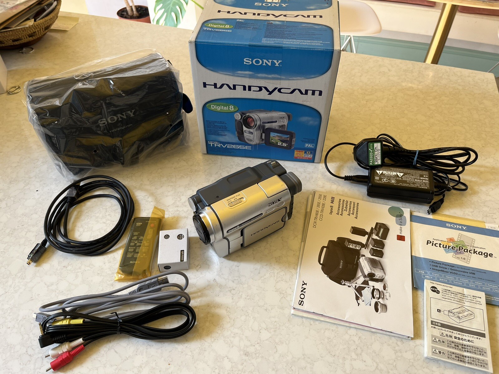 SONY DCRTRV265E Digital8 Tape Video Camera Handycam + Leads+ Bag + 2