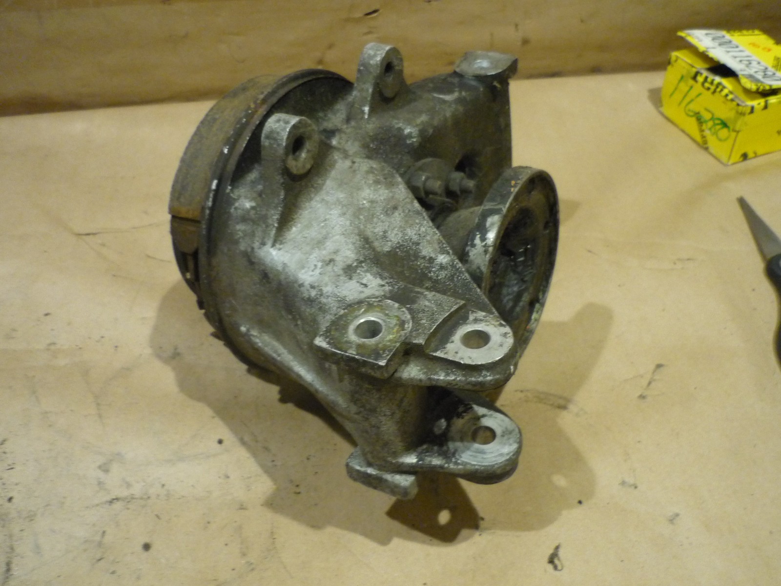 Ferrari Mondial 8 USA-QV - LH Rear Axle Hub Holder W/Bearing - P/N 136271-117189