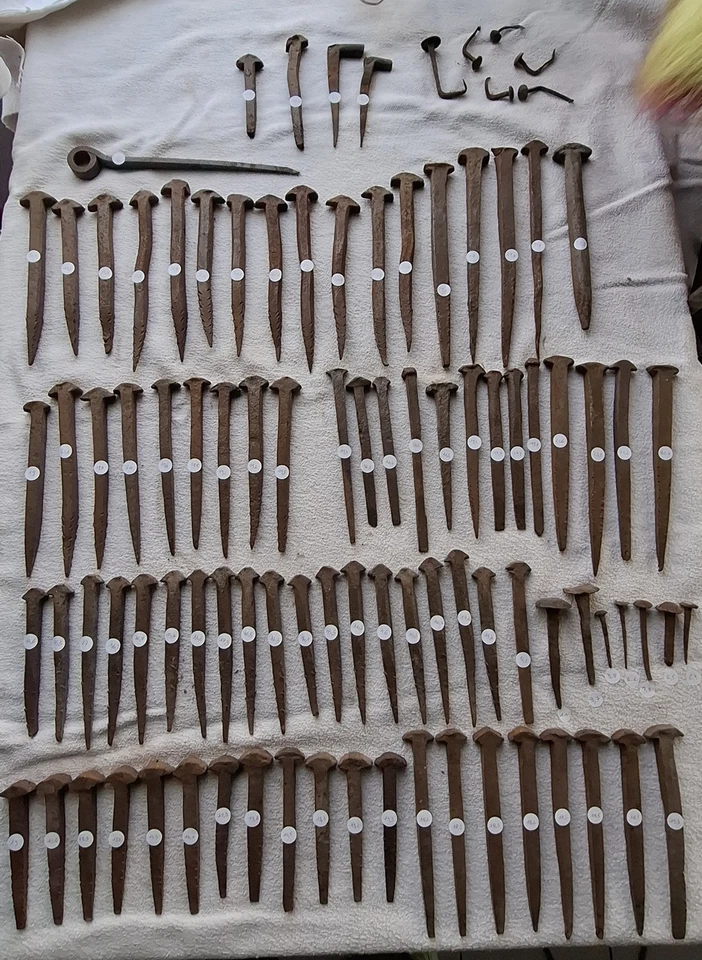 Gros Lot De 96 Ancien Clous En Fer Forgé Grande Taille Art Populaire  - Photo 2/4