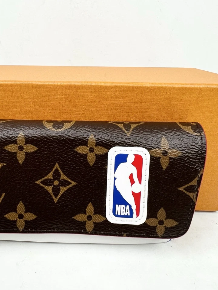Louis Vuitton X NBA Edición Limitada Cuero Monograma Marrón Gafas Estuche🏀 Foto 4 de 4