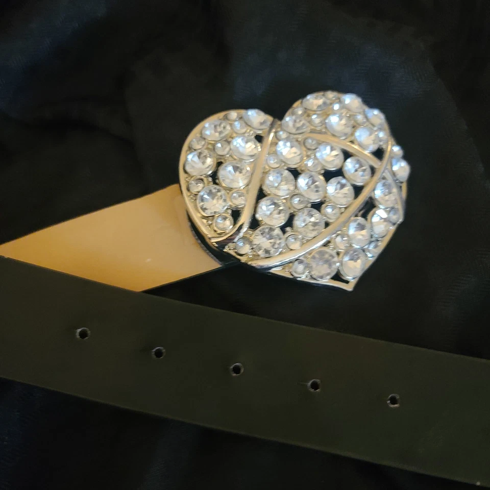 Cinturón de cuero sintético con hebilla de corazón brillante Foto 2 de 4