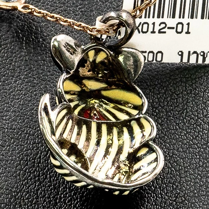 Colgante animal redondo de plata de ley con rubí de 0,03 quilates en esmalte beige y naranja Foto 4 de 4