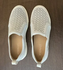 NEW Vionic Kimmie Women’s Suede Leather Slip-On Size 9.5 Blue-Grey Arch Support