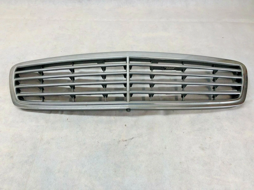 Parrilla cromada delantera OEM Mercedes C320 C230 2003-2004 Foto 3 de 4