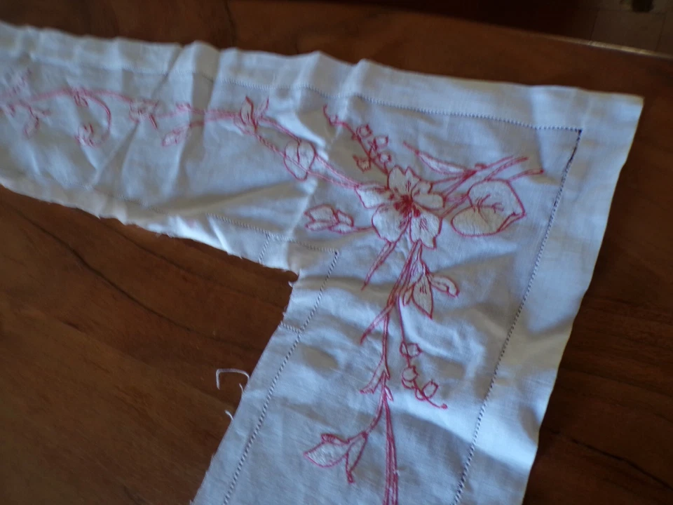 Linge ancien Tour de nappe en lin brodé de fleurs rouges ( ref 34 ) - Photo 4/4