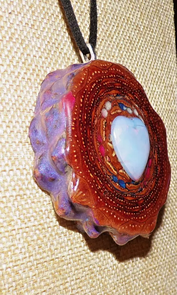 Colgante Cono de Pino Artesanal con Corazón de Cuarzo Transparente YATOJUZI Foto 2 de 4