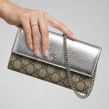 Portafoglio Gucci GG Marmont bicolore argento tela su catena con dust bag usato in ottime condizioni