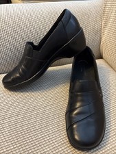 Clarks Women  s May Marigold Slip on Black Loafer Shoes, 7 M EUC