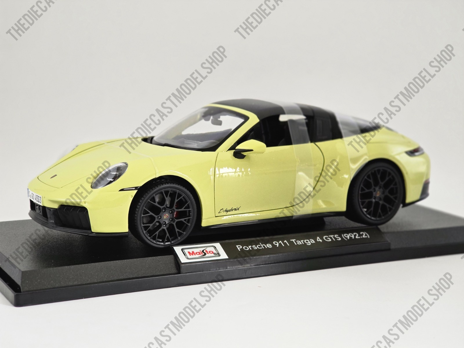 MAISTO Diecast Model Car 1:18 Scale Porsche 911 Targa 4 GTS (992.2) Lime Green