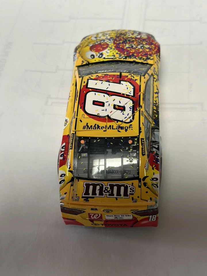 *Autografiado* Raro 2016 Kyle Busch M&M Red Nose Day Kansas Win versión de carreras Foto 4 de 4