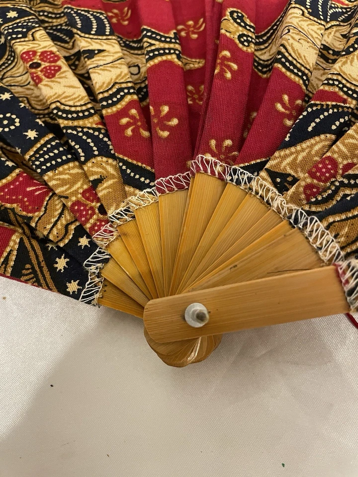 Abanico de bambú tela roja diseño curvo vintage Foto 3 de 4