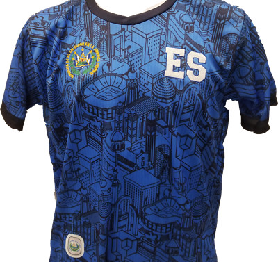CAMISA SELECCION DE EL SALVADOR AZUL GRAFICA CON LOGO ''ES'' Y ESCUDO BORDADO