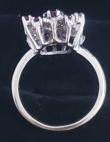 Anello cocktail vintage in oro bianco 14 kt con rubini e diamanti - Foto 7 di 11