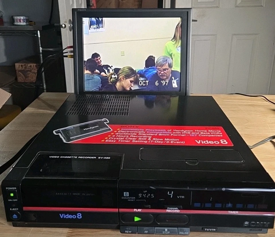 Grabadora de casete Sony Video 8 mm EV-A80 viene con estuche blando y manuales casi nueva Foto 2 de 4
