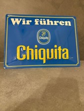 Chiquita Blechschild Werbeschild &bdquo;Wir f&uuml;hren Chiquita&ldquo; gepr&auml;gt Querformat