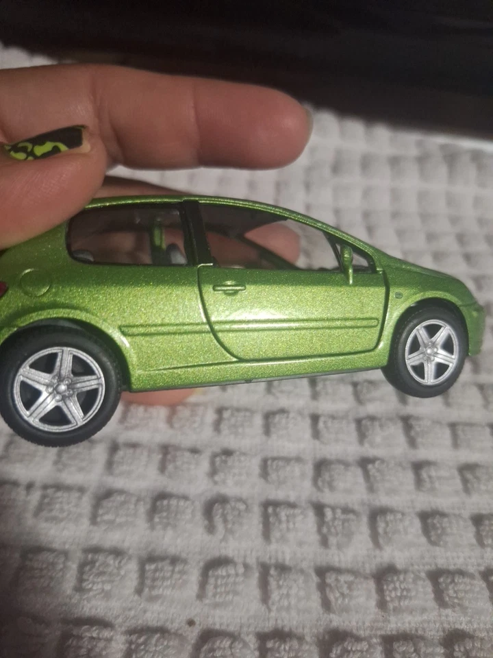 Peugeot 307 XSI 2001 modelo diecast escala 1/32 de Kinsmart - verde Foto 4 de 4