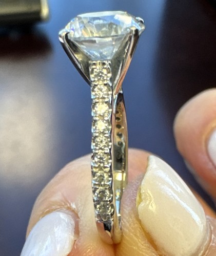 Ágape Round Cut 3.0 Cathedral Scalloped Engagement Ring With Stones On The Side - Bild 10 von 11