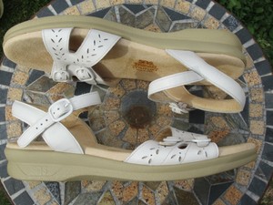 white walking sandals womens