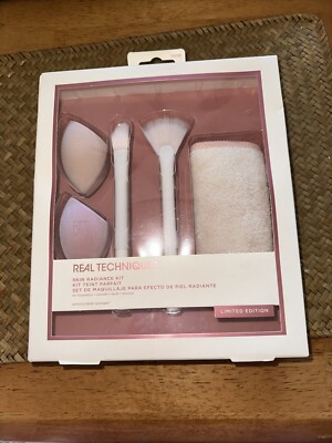 Real Techniques ~ Skin Radiance Beauty Sponge, Makeup Brushes & Remover Kit