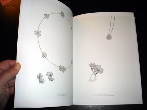 VAN CLEEF & ARPELS Jewelry SOFTCOVER CATALOG - Flowers Collection - 92 Pages - Foto 4 di 6