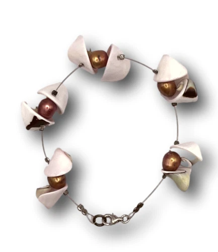 BELLISSIMO BRACCIALE PERLE DI FIUME E CONCHIGLIA ARGENTO - Immagine 2 di 4