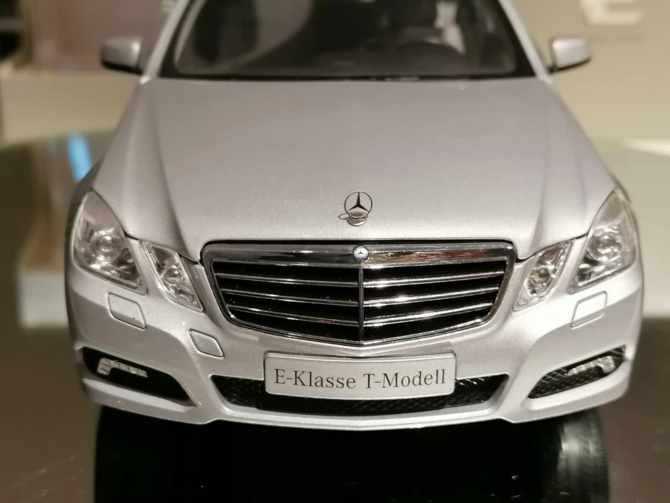 Minichamps 1/18 Mercedes Classe E T-Model W212 2009 MINT Box Dealer Edition - Immagine 3 di 4