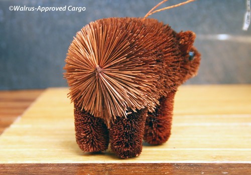 ADORNO DE OSO MARRÓN BURI CAJA Y BARRIL -NUEVO CON ETIQUETAS- UN COMPAÑERO TIERNO PARA GARRAS DE SANTA - Imagen 5 de 6